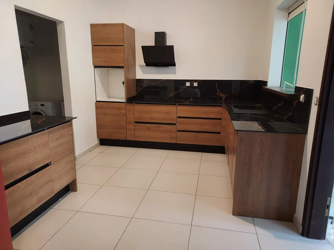 Cuisine bois foncé avec plan de travail en marbre noir veiné doré
